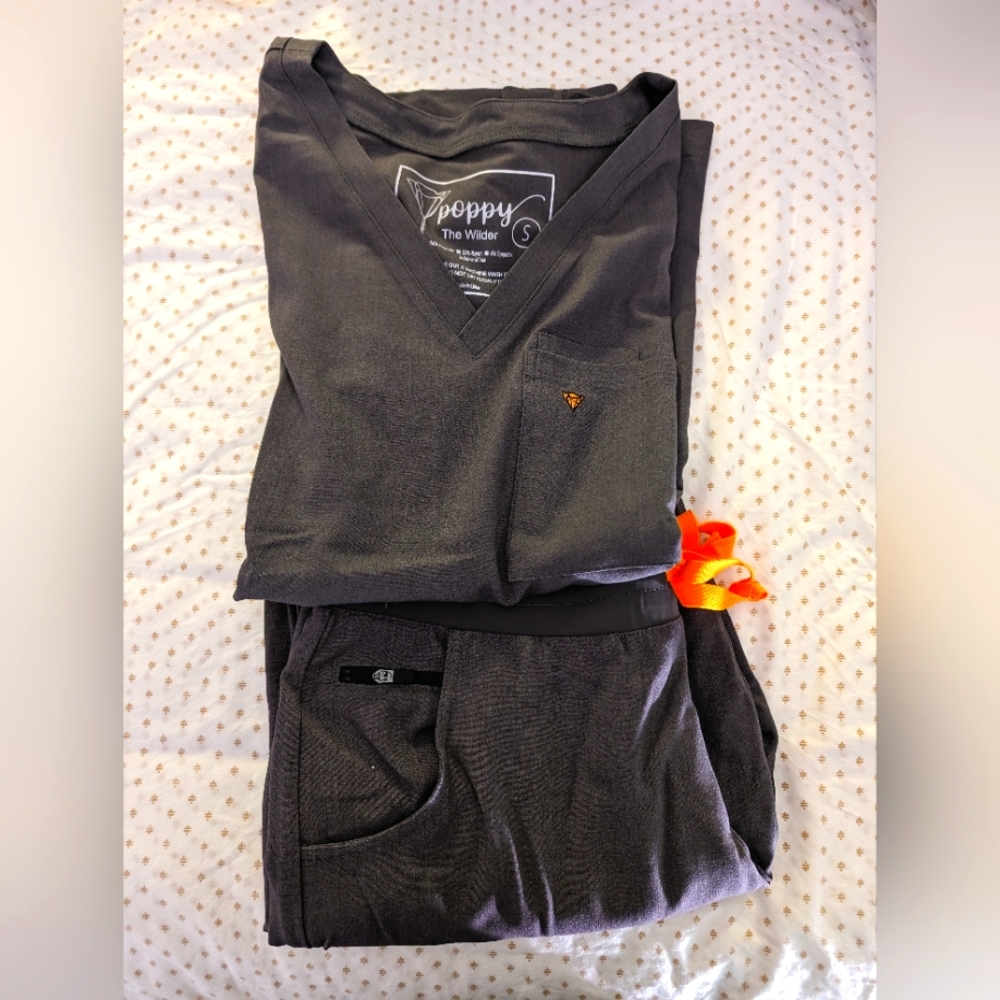 Poppy Scrubs set, gray/charcoal, size small, NWT